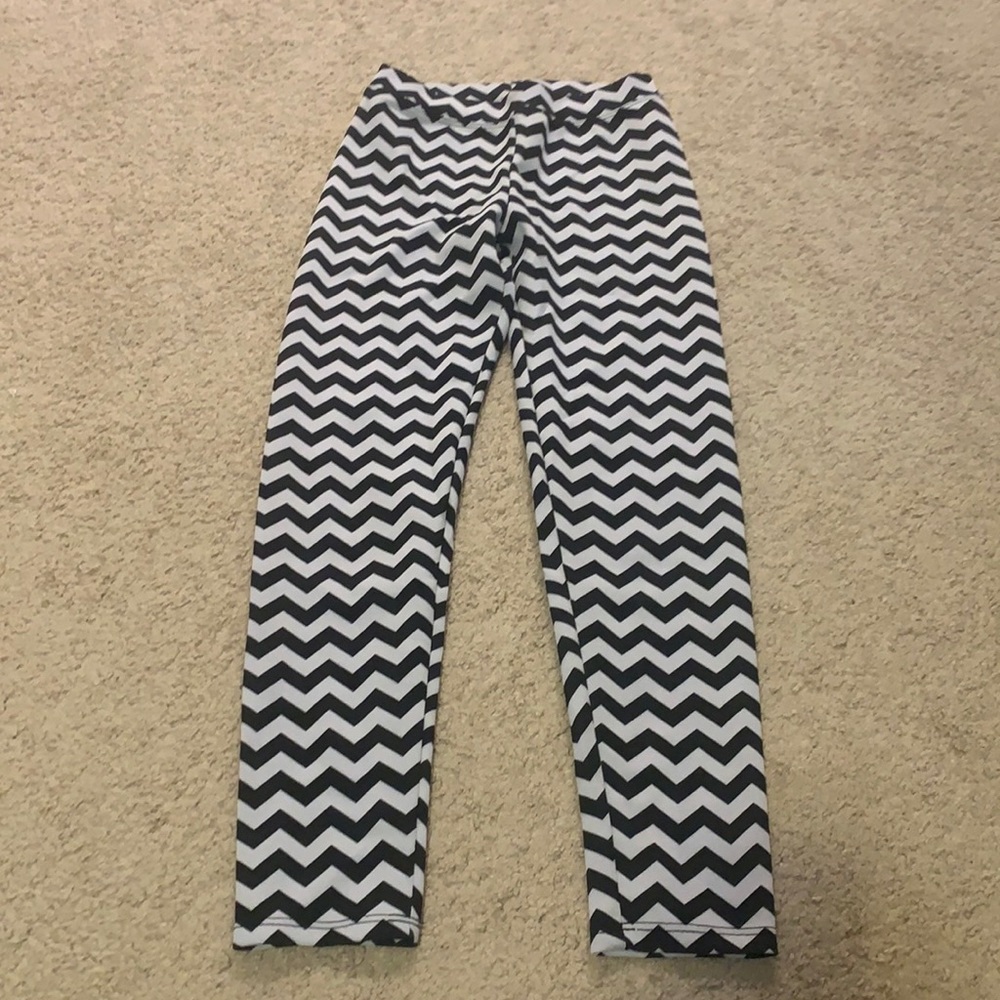 girls size 10-12 black & white chevron leggings